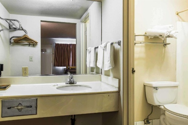 Rodeway Inn Ontario Mills Mall image 10